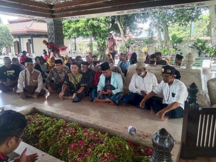 Repoeblik Onthel Sidoarjo (ROS) Wisata Religi ke Tiga Makam