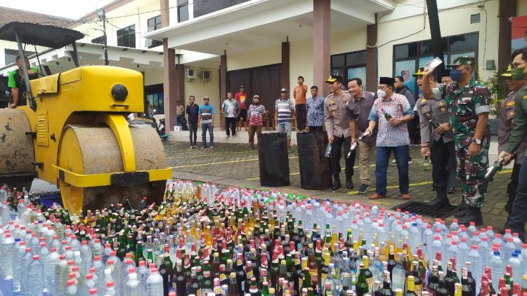 Polres Jombang Hancurkan Ribuan Botol Miras