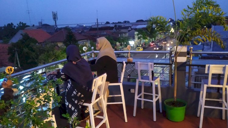 Maungopi Cafe, Sensasi Ngopi dengan View Jalan Raya Kota Jombang