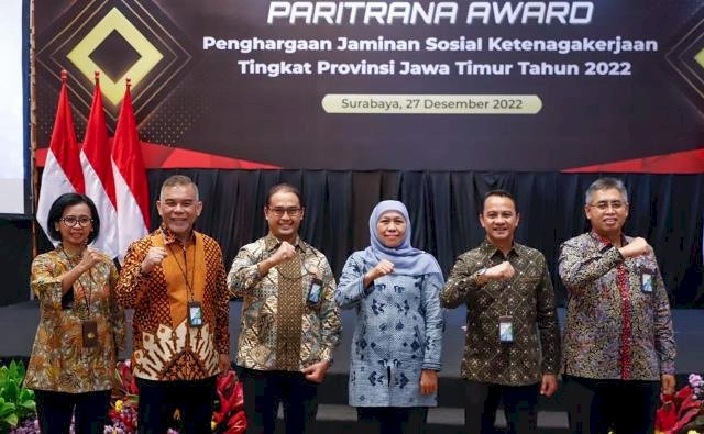 Serahkan Penghargaan Paritrana, Gubernur Khofifah Ingatkan Pentingnya Perlindungan Kerja