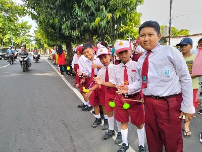 Ratusan Siswa SD Sambut Presiden dengan Bermain Lato-Lato