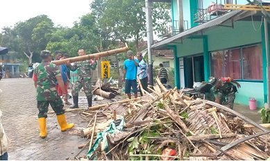 Banjir Genangi 3 Desa di Sangkapura, Babinsa Bantu Evakuasi