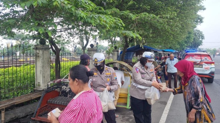 Polwan di Jombang Bagikan Ratusan Nasi Bungkus