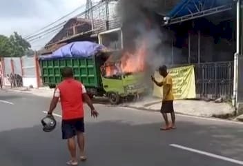 Diduga Konsleting, Truk Muatan Serabut Kelapa Terbakar