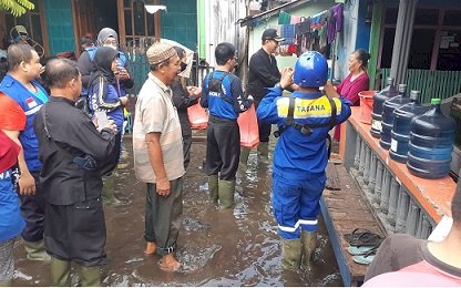 Tergenang Air, Warga Kampung Dok Dapat Bantuan dari Pemkot