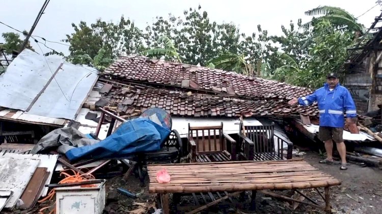 Rumah Ambruk Diterpa Angin Kencang, Wanita Hamil 3 Bulan Selamat