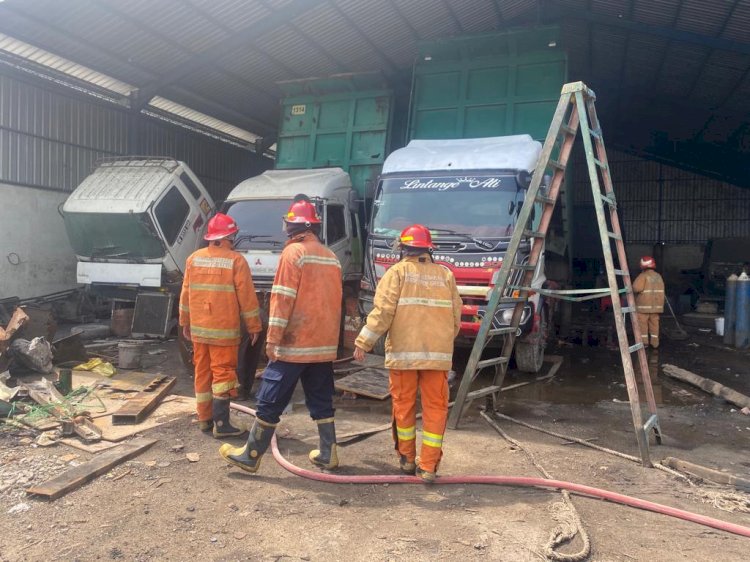 Bengkel Truk Yani Putra di Cerme Gresik Terbakar