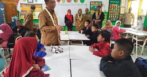 Sekda Ugas Motivasi Siswa saat Kunjungi SDN Gending