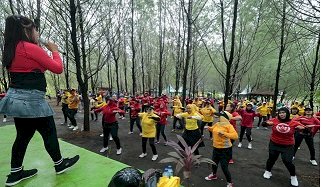 Kenalkan Destinasi Pantai Pilang, Pokdarwis Pilang Gelar Senam Pantai