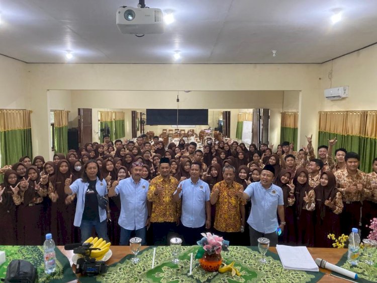 PWI Sidoarjo Safari Jurnalistik di SMAN 1 Tarik