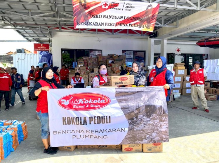 Kokola Group Donasi Biskuit pada Korban Kebakaran Plumpang