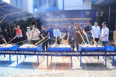 Ribuan Rokok Ilegal dan Minuman Mengandung MMEA Dimusnahkan