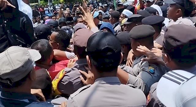 Aksi Tolak Pilkades Serentak di DPRD Pamekasan, Massa dan Polisi saling Dorong