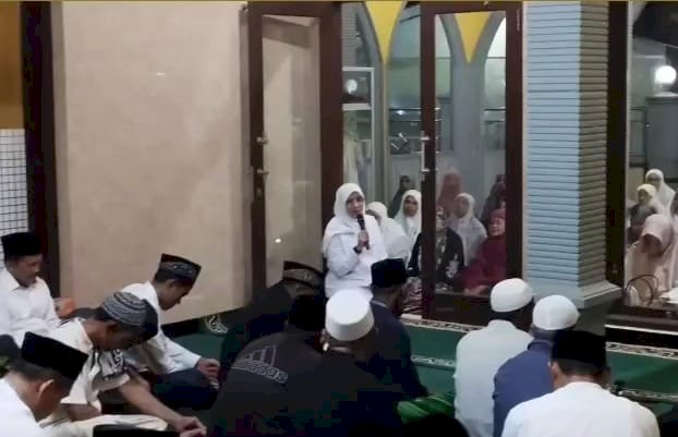 Terawih Bersama, Ipuk Sampaikan Program Pemkab Banyuwangi