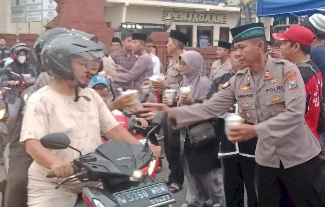 Polres Mojokerto Kota Bagi Takjil  Bersama Kodim dan Perguruan Silat   