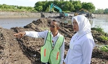 Bupati Ipuk Cek Normalisasi Kali Lo, Sedimen 18.000 Meter Kubik Diangkat