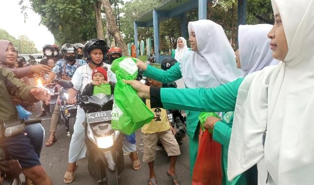 Harlah Ke-73, Fatayat Nahdlatul Ulama Jombang, Bagikan Ratusan Takjil Gratis