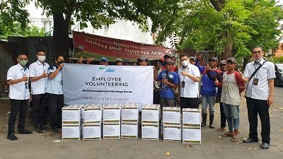 BPJamsostek Surabaya Darmo Berbagi Sembako ke Pengangkut Sampah