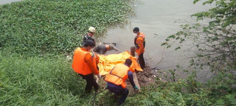 Mayat Perempuan tanpa Identitas Mengambang di Sungai