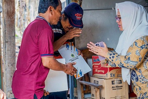 Wabup Gresik Bantu Warga Gulomantung Korban Rumah Terbakar