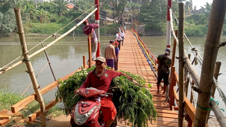 Jembatan Apung Bogempinggir Mudahkan Akses Warga Dua Kabupaten