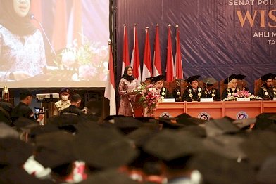 Bupati Ipuk Ajak Kolaborasi Bangun Banyuwangi di Wisuda Poliwangi