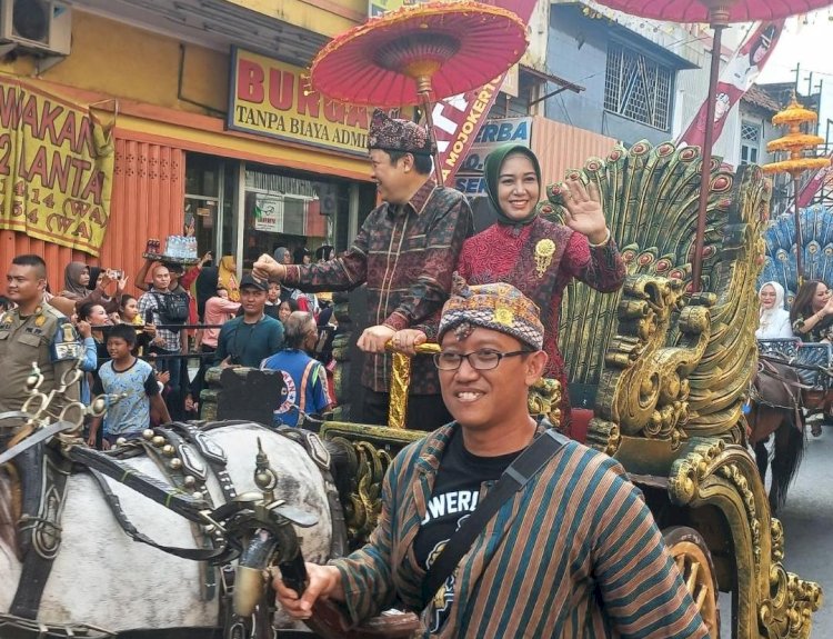 Ratusan Ribu Warga Antusias Saksikan Kirab Budaya Mojo Bangkit