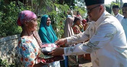 Wabup Timbul Serahkan Daging Kurban Olahan Ke Warga