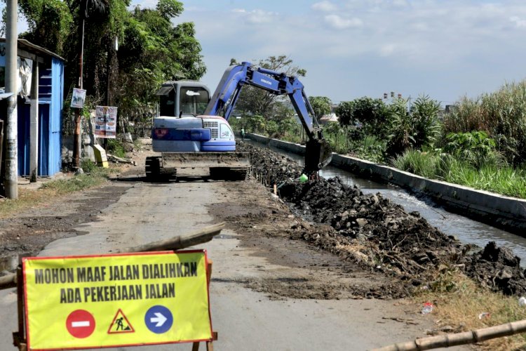 Betonisasi Jalan Penghubung Desa Dikebut