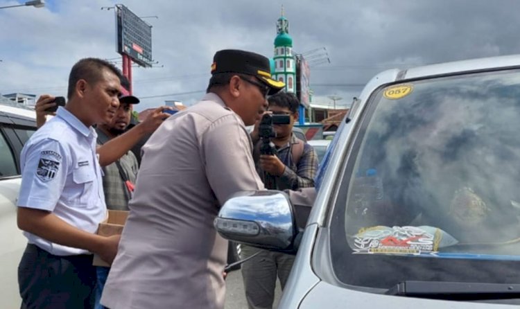 Polisi Bagikan Air Mineral di Pelabuhan Ketapang