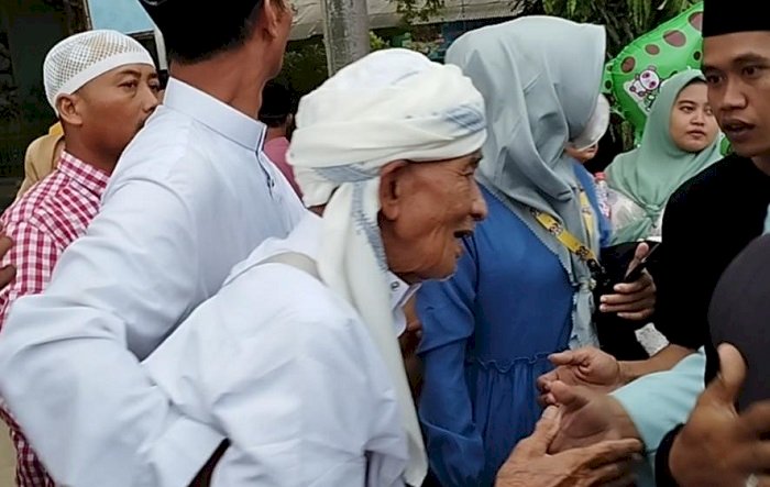 Kakek Harun, Jemaah Haji Tertua Tiba di Pamekasan , Disambuta  Isak Tangis Bahagia Keluarga