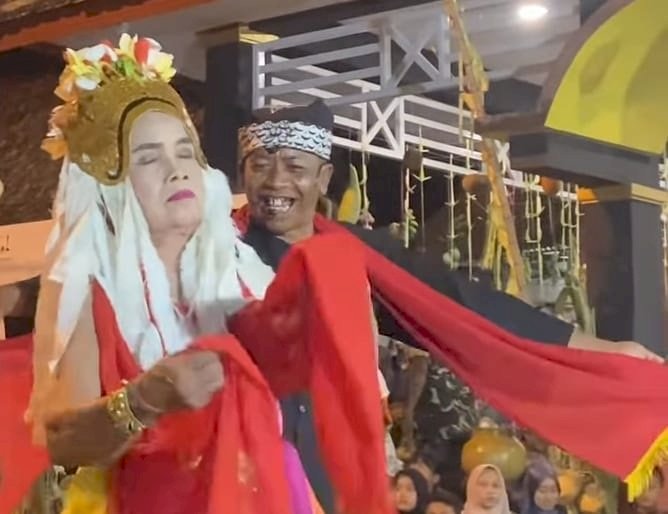 Seblang Bakungan Dibawakan Penari Baru