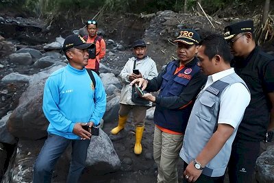 Bupati Lumajang Tinjau Jembatas Putus, Penghubung Lumajang-Malang Secepatnya Ditangani