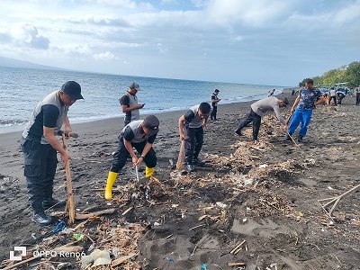 Polisi Bersih Pantai di Pulau Santen Banyuwangi