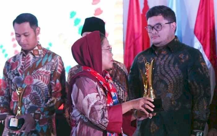 Bupati Kediri Raih Penghargaan Pembina Koperasi Andalan dari Dekopin