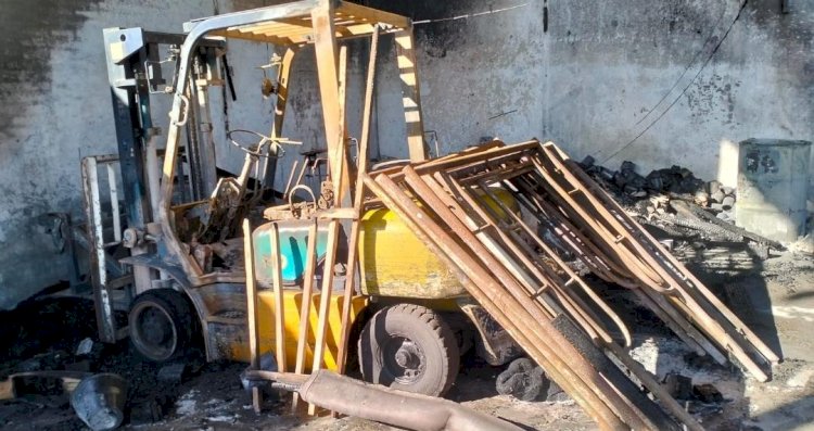 Terdengar Ledakan saat Gudang Tiner Terbakar