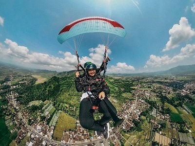 Bupati Ipuk Ikut Rasakan Paralayang di Banyuwangi