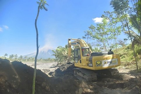 Normalisasi Aliran Irigasi, Pemkab Terjunkan Alat Berat di Rowo Gedang