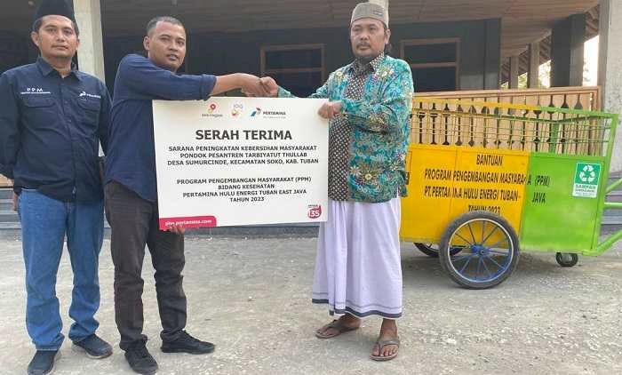 Untuk Ponpes dan Sekolah di Tuban, PHE TEJ Salurkan 4 Unit Gerabak Sampah