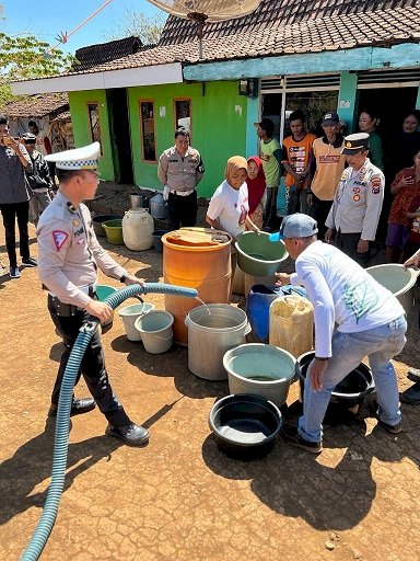 Distribusikan 10 Mobil Tangki Air Bersih di Kecamatan Wongsorejo