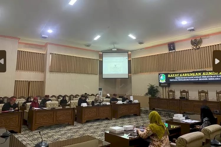 Komisi III dan IV DPRD Banyuwangi Bersama Tim Eksekutif Bahas Raperda Pengarusutamaan Gender