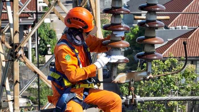 Jaga Suplai Listrik Surabaya-Sidoarjo Tetap Aman ,  PLN Bersihkan 1.188 Isolator di Jaringan SUTT 150 kV Waru-Buduran-Sidoarjo