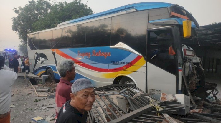 Bus Sugeng Rahayu Seruduk Rumah Warga di Jombang