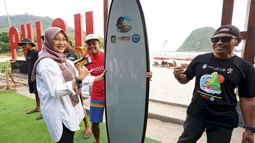 Banyuwangi Gelar Red Island Gandrung Surf Competition