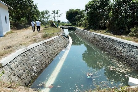 Air Mulai Mengairi Kembali Persawahan di Desa Boreng