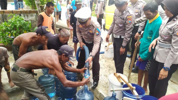 Satlantas Polres Jombang Salurkan Air Bersih di Kabuh