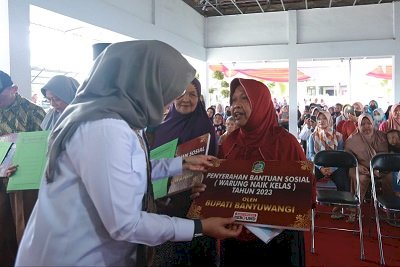 Bupati Ipuk Kembali Salurkan Bantuan Program WeNak