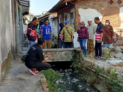 Warga Kota Jember Keluhkan Selokan Mampet