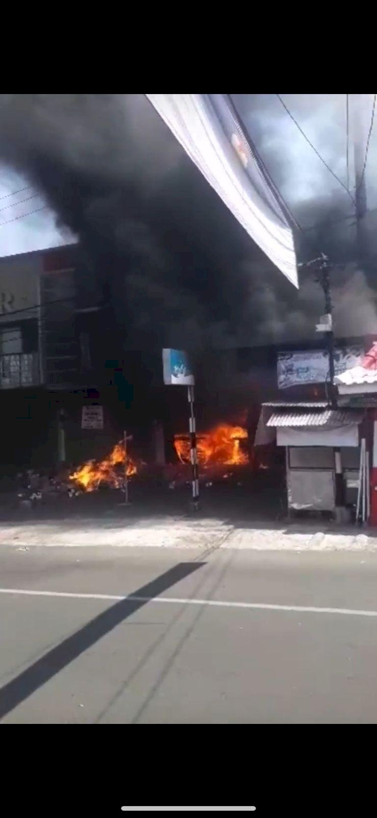 Gudang Peralatan Listrik Terbakar