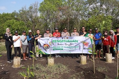 Perbaiki Iklim, Polisi di Banyuwangi Tanam Pohon Bibit Mangrove